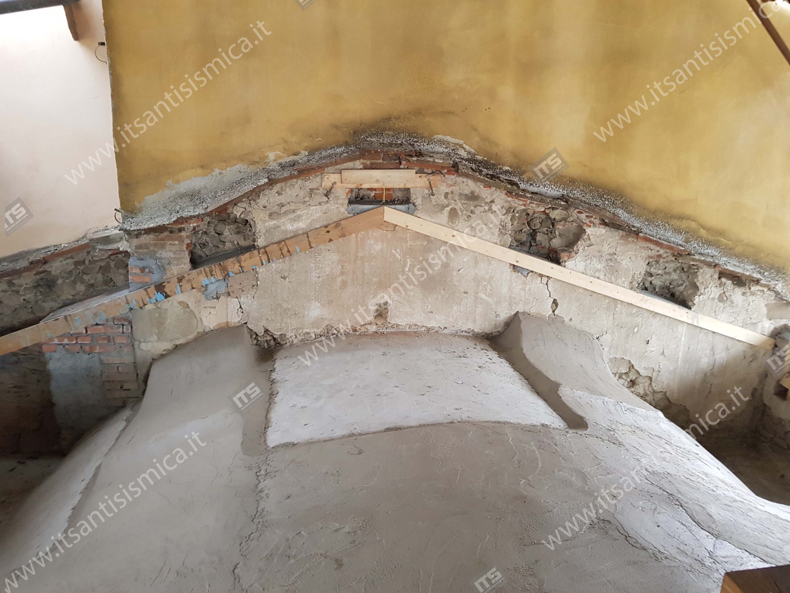 Consolidamento delle volte della chiesa e dell'oratorio di Agliana (PT) — fotografia di cantiere 17
